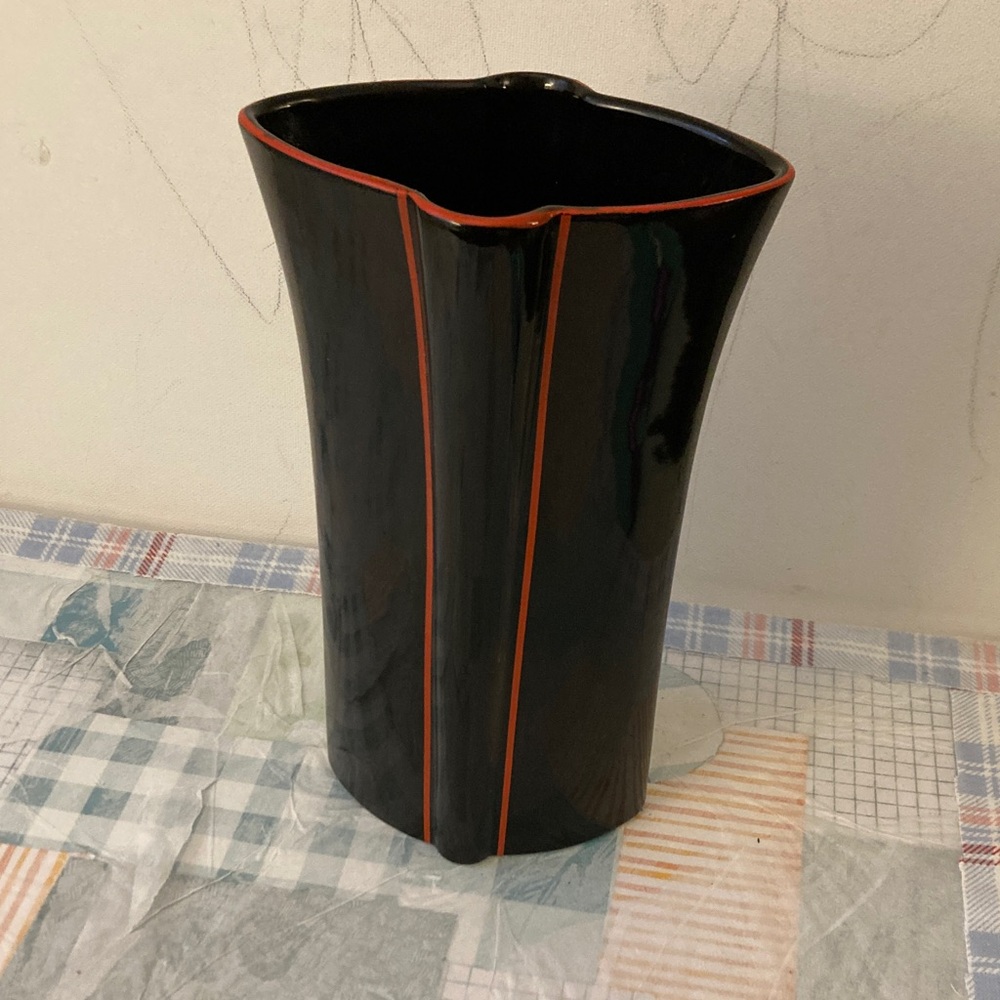 Seizan Black Ceramic Vase 1975 vintage with Red Trim - Excellent condition